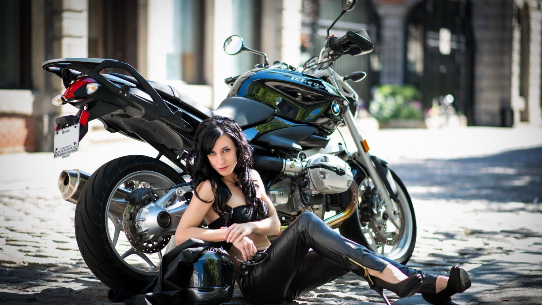 Fresh photos, fresh mood — European women on bikes online in Tehran