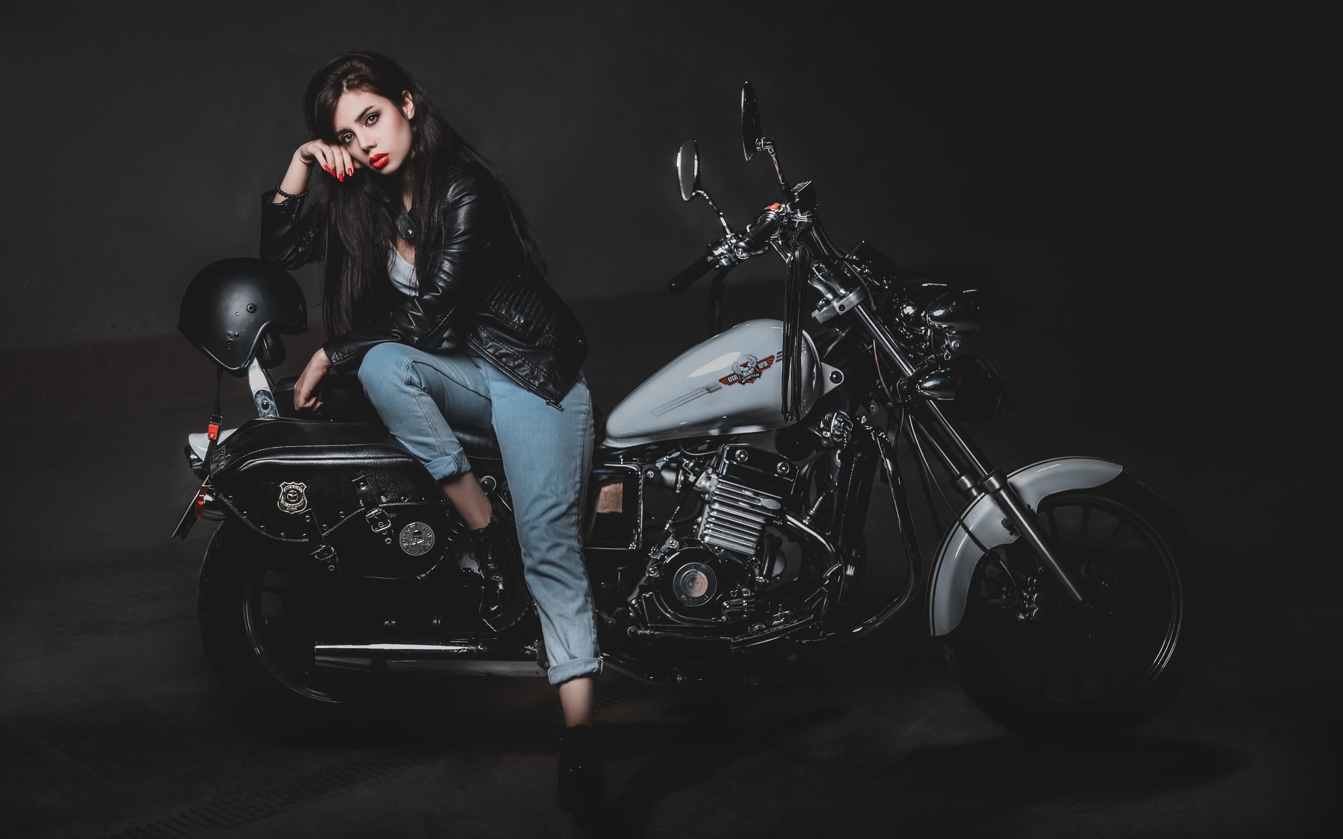 Biker girls: style and drive brings the glow — live moments in Tehran