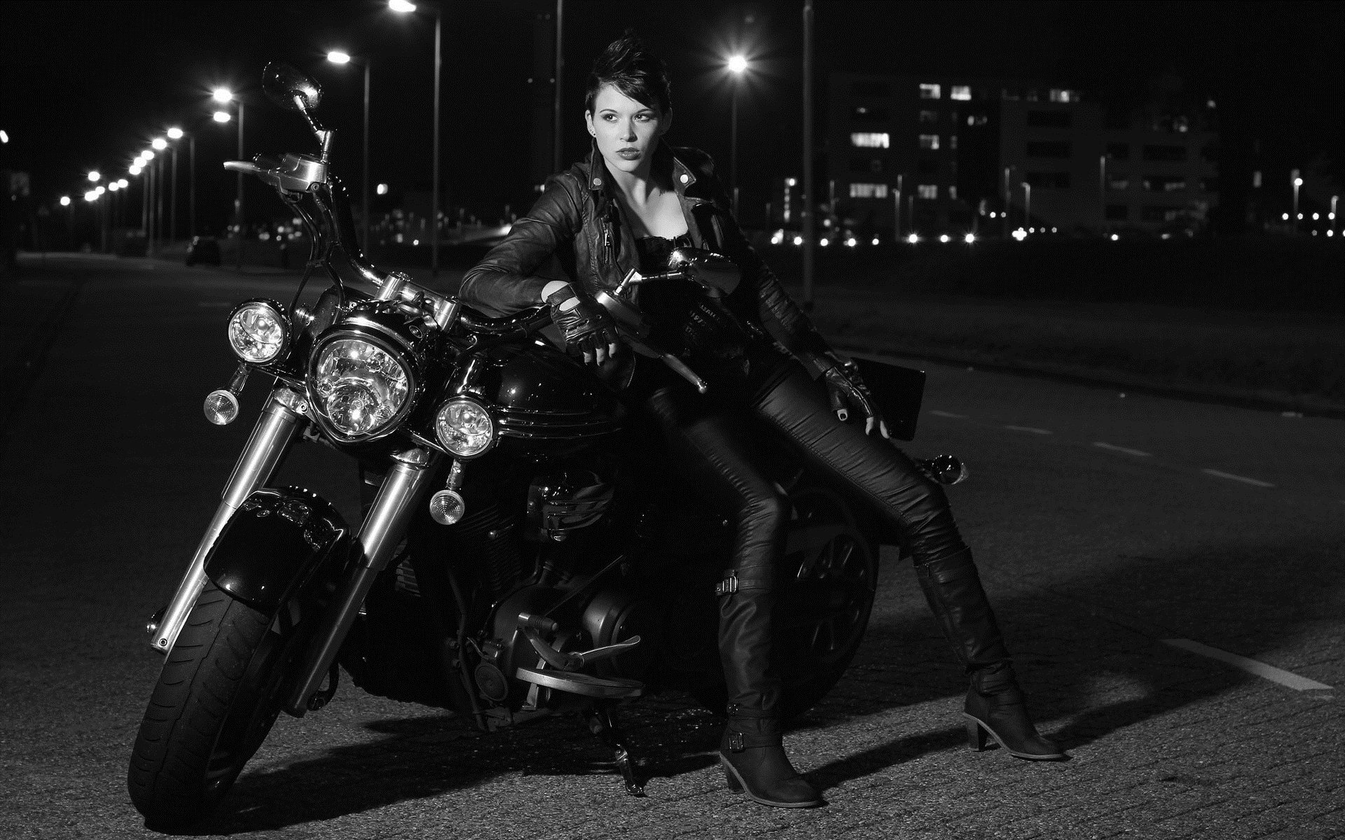 Photo Beautiful girls and motorcycles in Tehran
