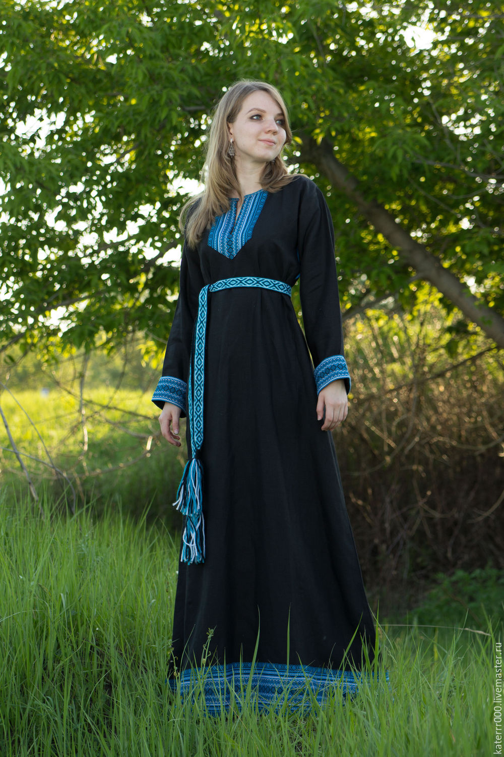 Women in Slavic costumes in Tehran