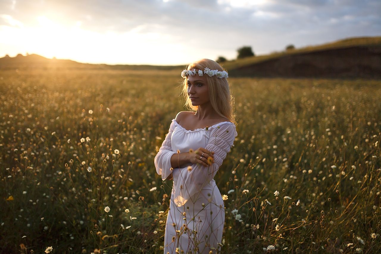 Girls in Slavic costumes in Tehran