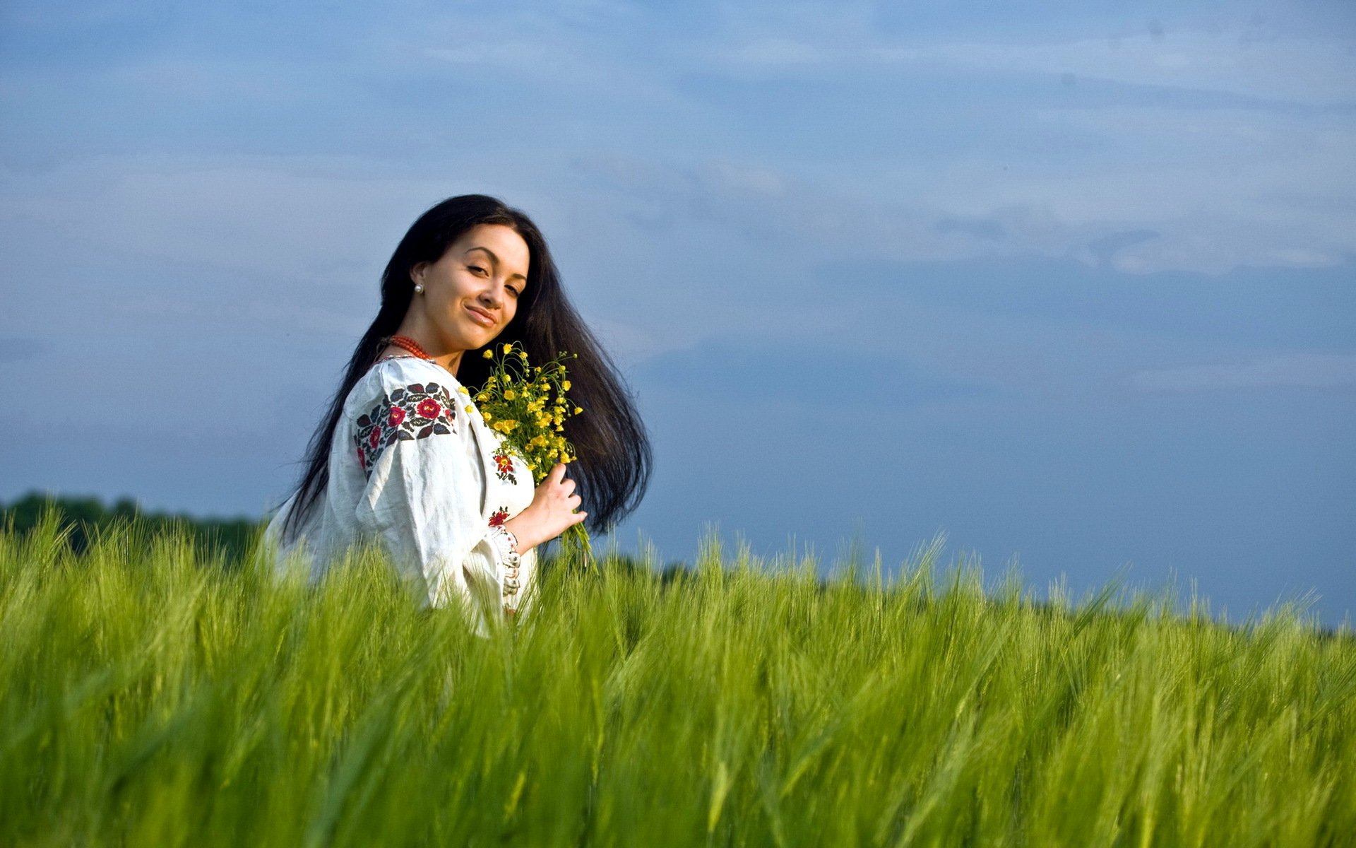 Girls in Slavic costumes in Tehran